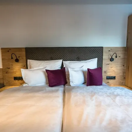 ホテル By Mein Almhof Superior 4*